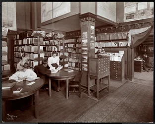 Personas en la biblioteca (posiblemente la oficina de la Srta. Noble) en el Instituto Americano de Servicio Social, Nueva York, 1906